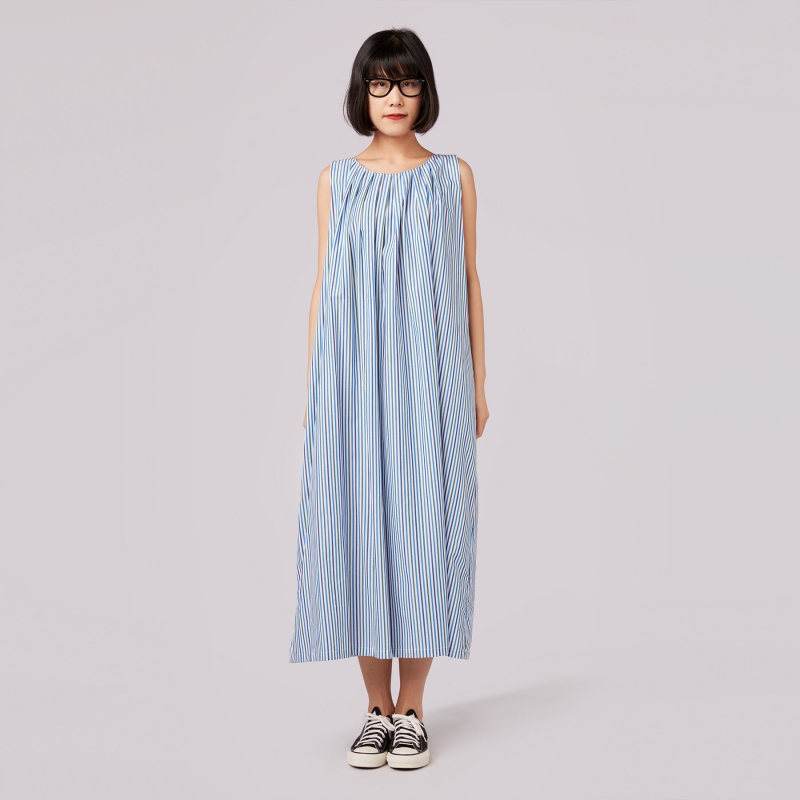 DRESS WITH PLEATS ON THE...
