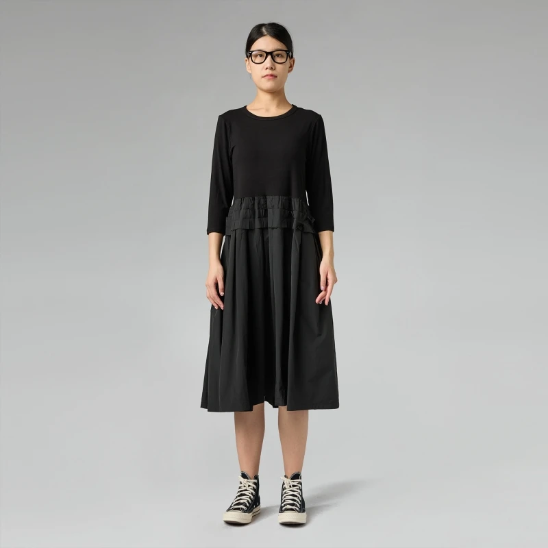 DRESS WITH PLEATS ON THE...