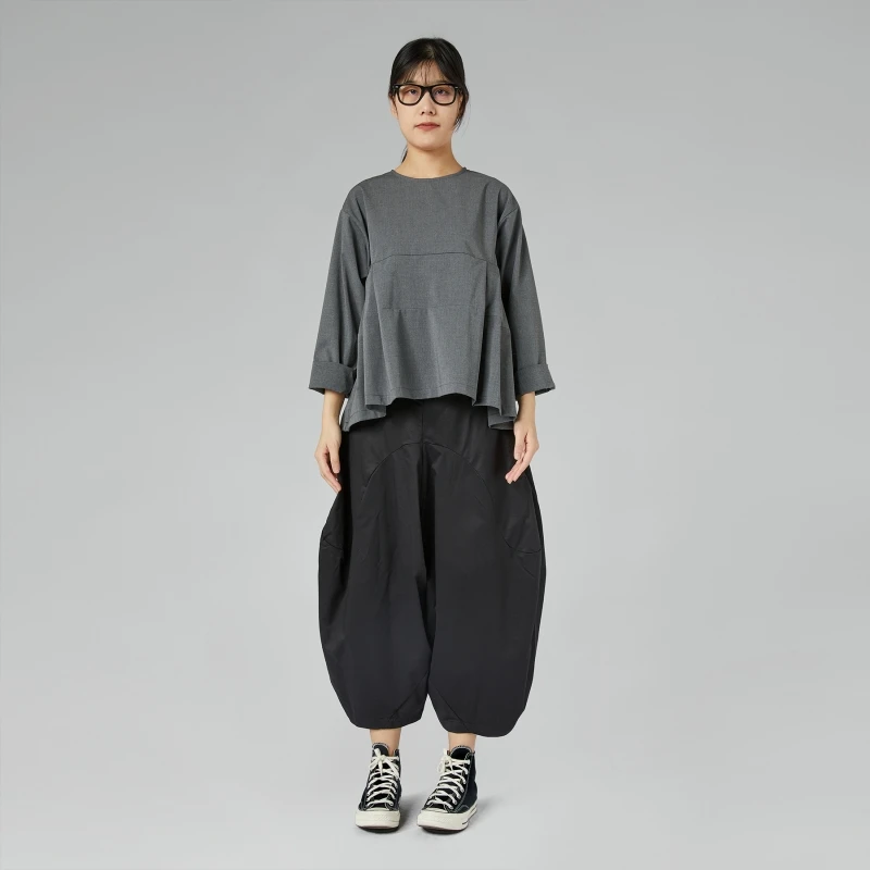 PANTALONI CON DETTAGLIO OVALE