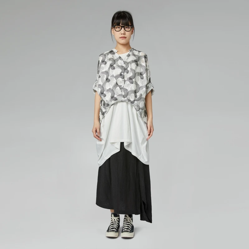 BLOUSE WITH OPTICAL PRINT