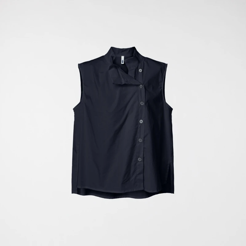 TOP WITH PLEATS ON THE...