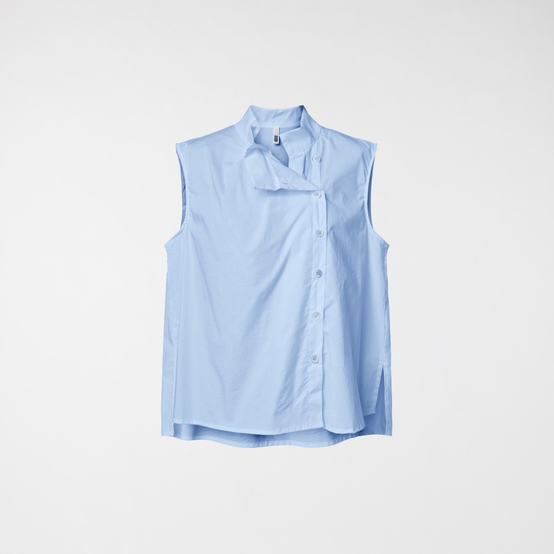 TOP WITH PLEATS ON THE...