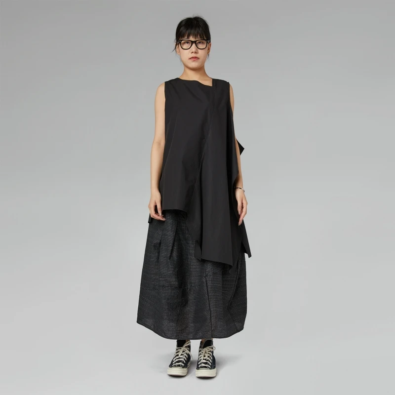 TOP CON SCOLLO ASIMMETRICO...
