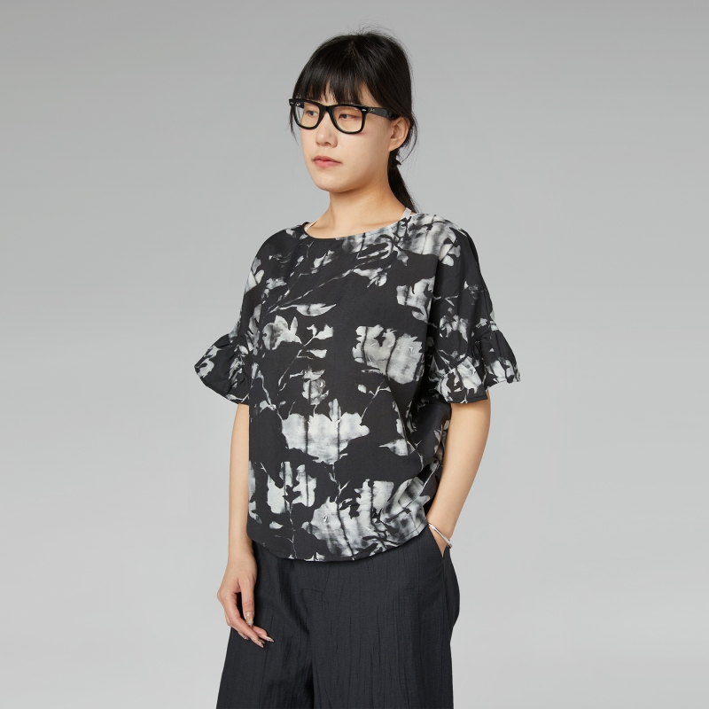 BLUSA FLOREALE CON ROUCHES...