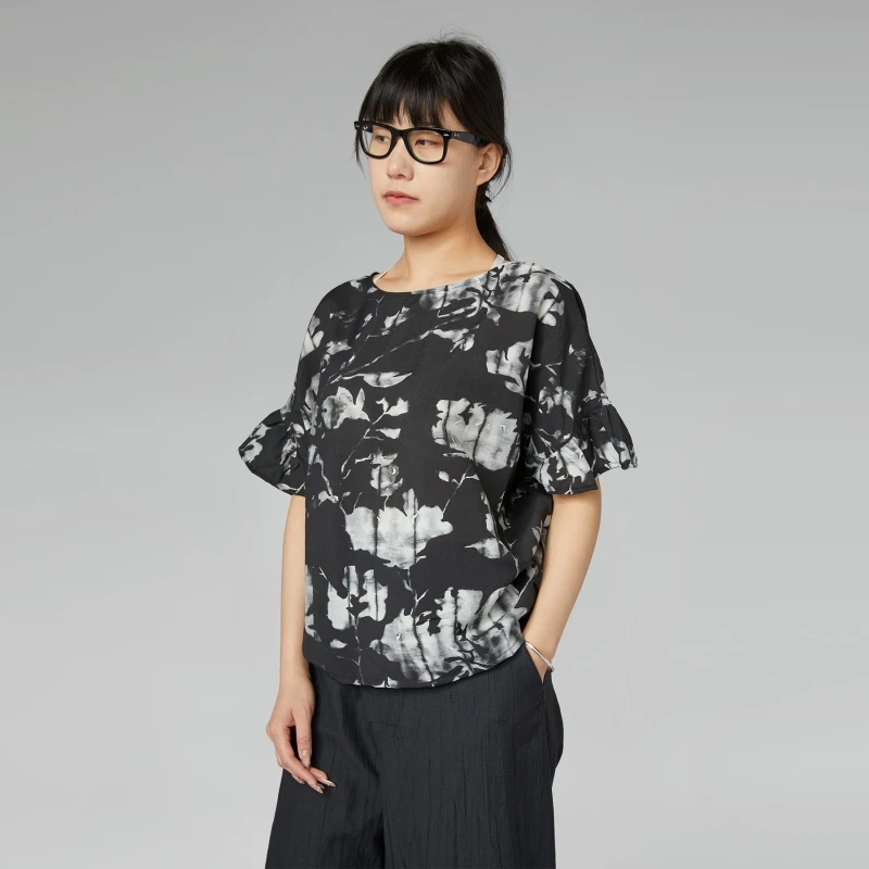 BLUSA FLOREALE CON ROUCHES...