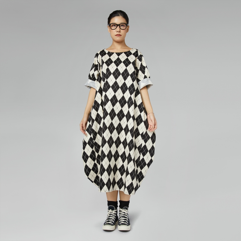 KLEID MIT RAUTENMUSTER