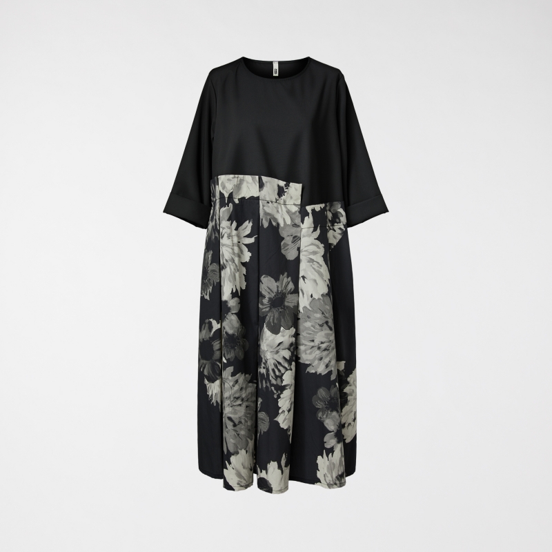 KLEID MIT BLUMENROCK