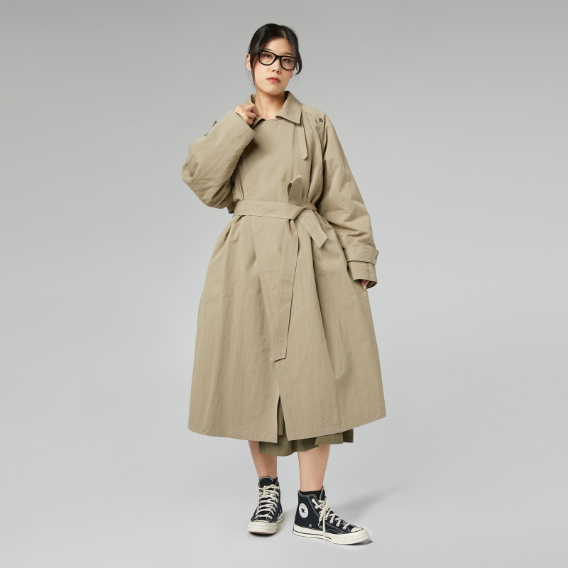 TRENCHCOAT MIT ABNEHMBARER...