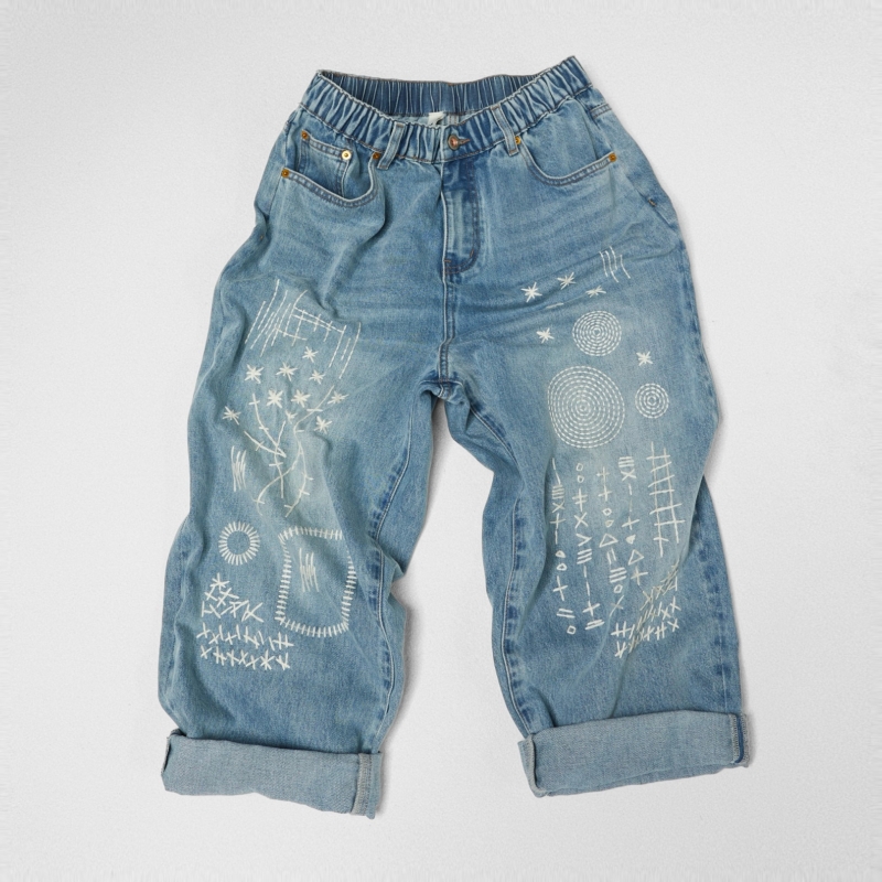 JEANS CON RICAMI GEOMETRICI