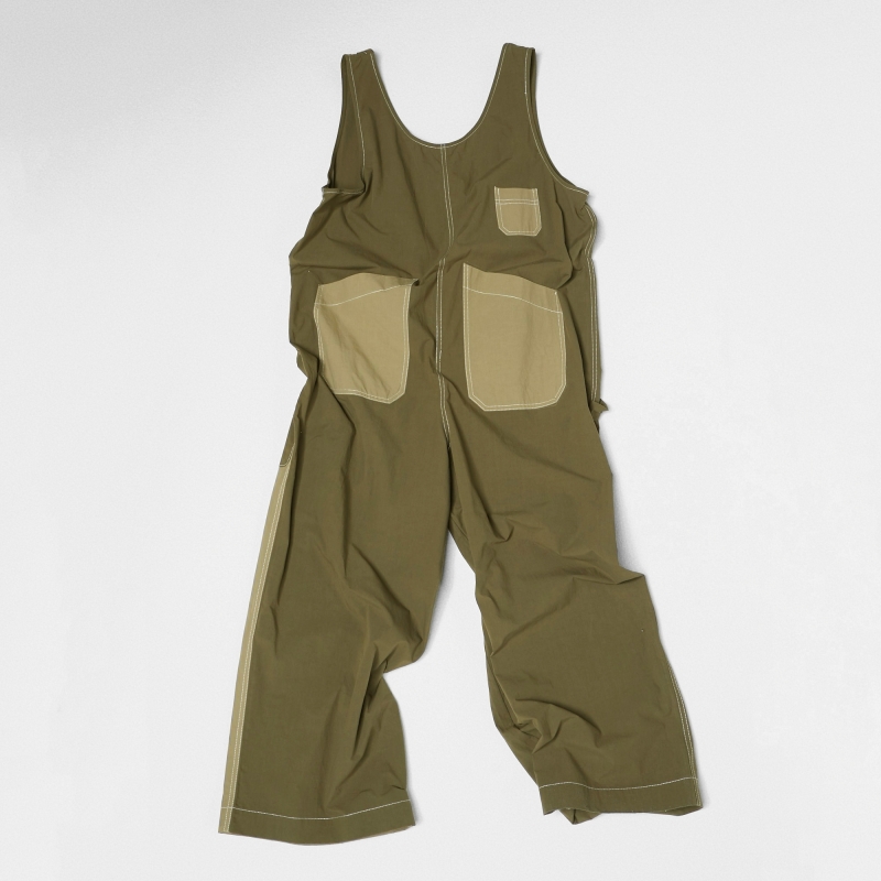 TUTA CON TASCHE A CONTRASTO