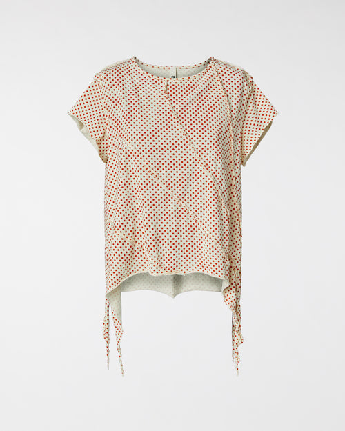 T-SHIRT MIT POLKA DOT UND FREILIEGENDEN NÄHTEN