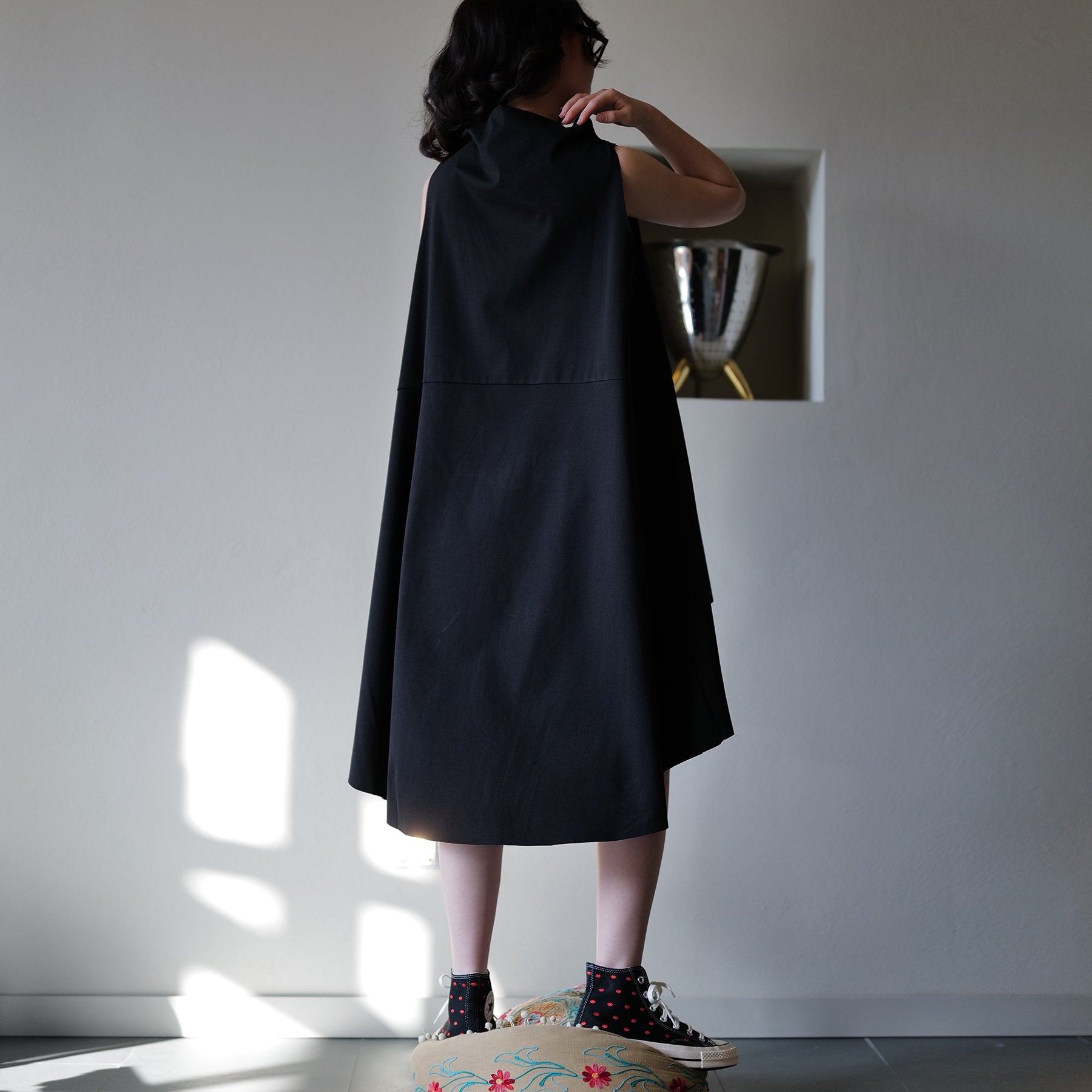 VESTIDO SIN MANGAS CON ABERTURAS