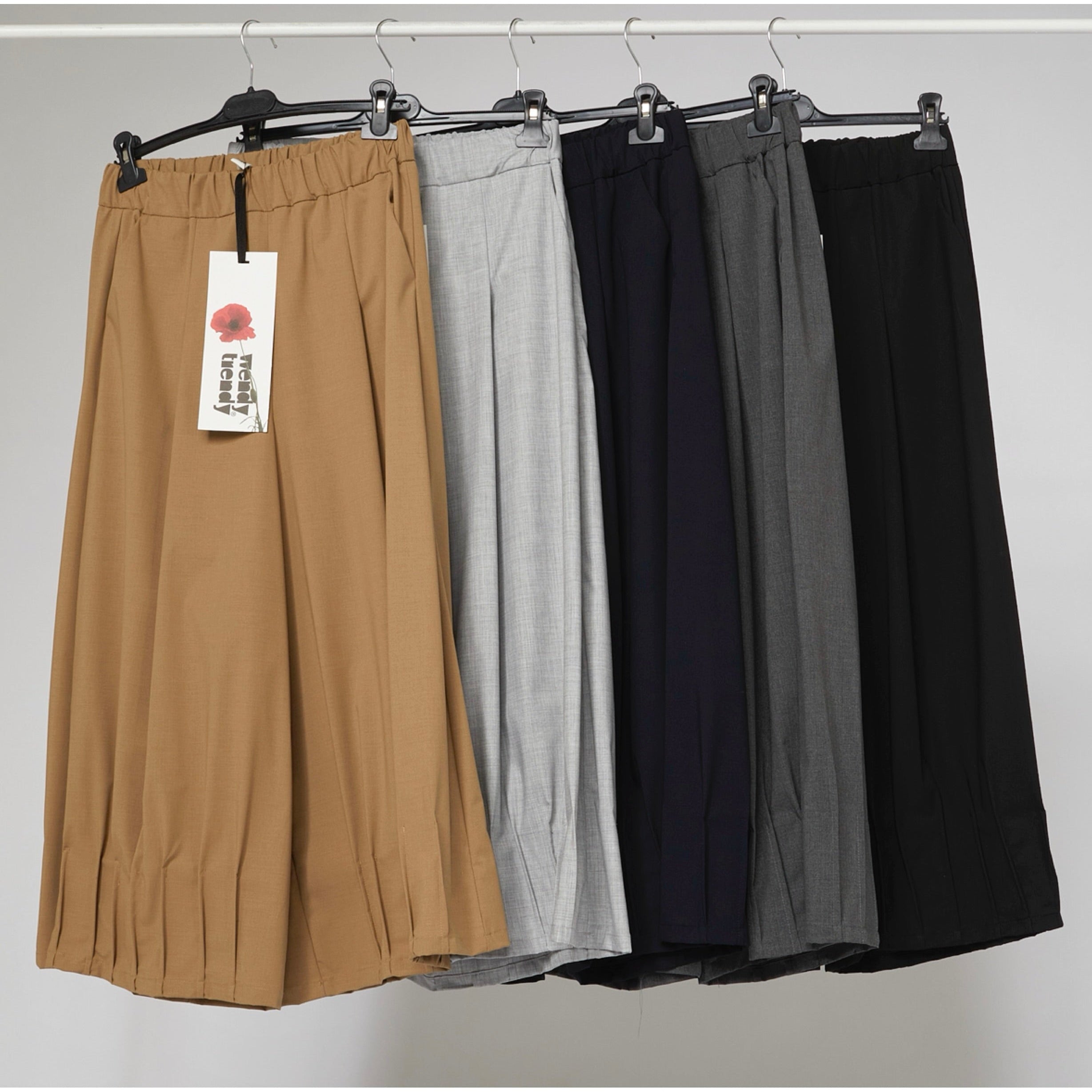 PANTALONES ANCHOS CON ALFORZAS EN EL DOBLADO