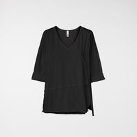 T-SHIRT Z SUROWYM KROJEM I DEKOLTEM W SZPICIE