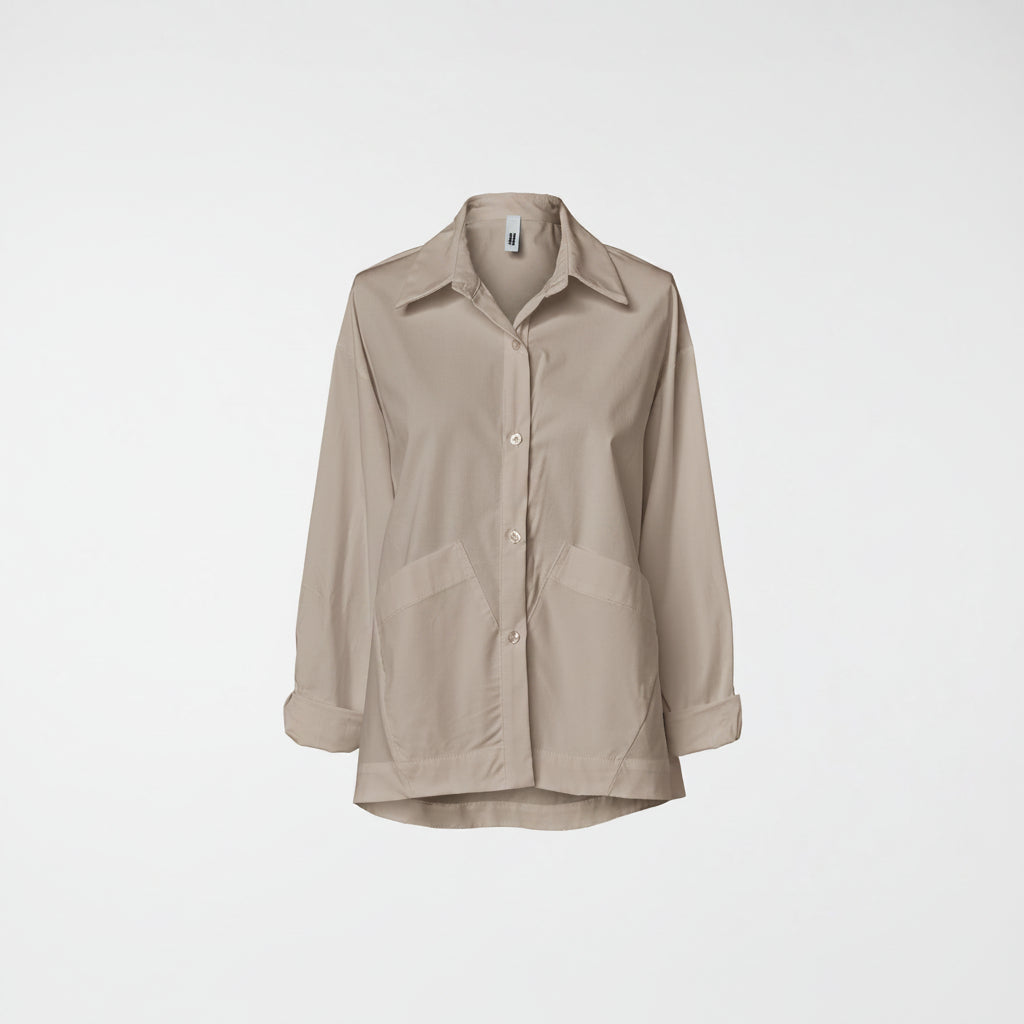 CAMISA CON BOLSILLOS APLICADOS BEIGE