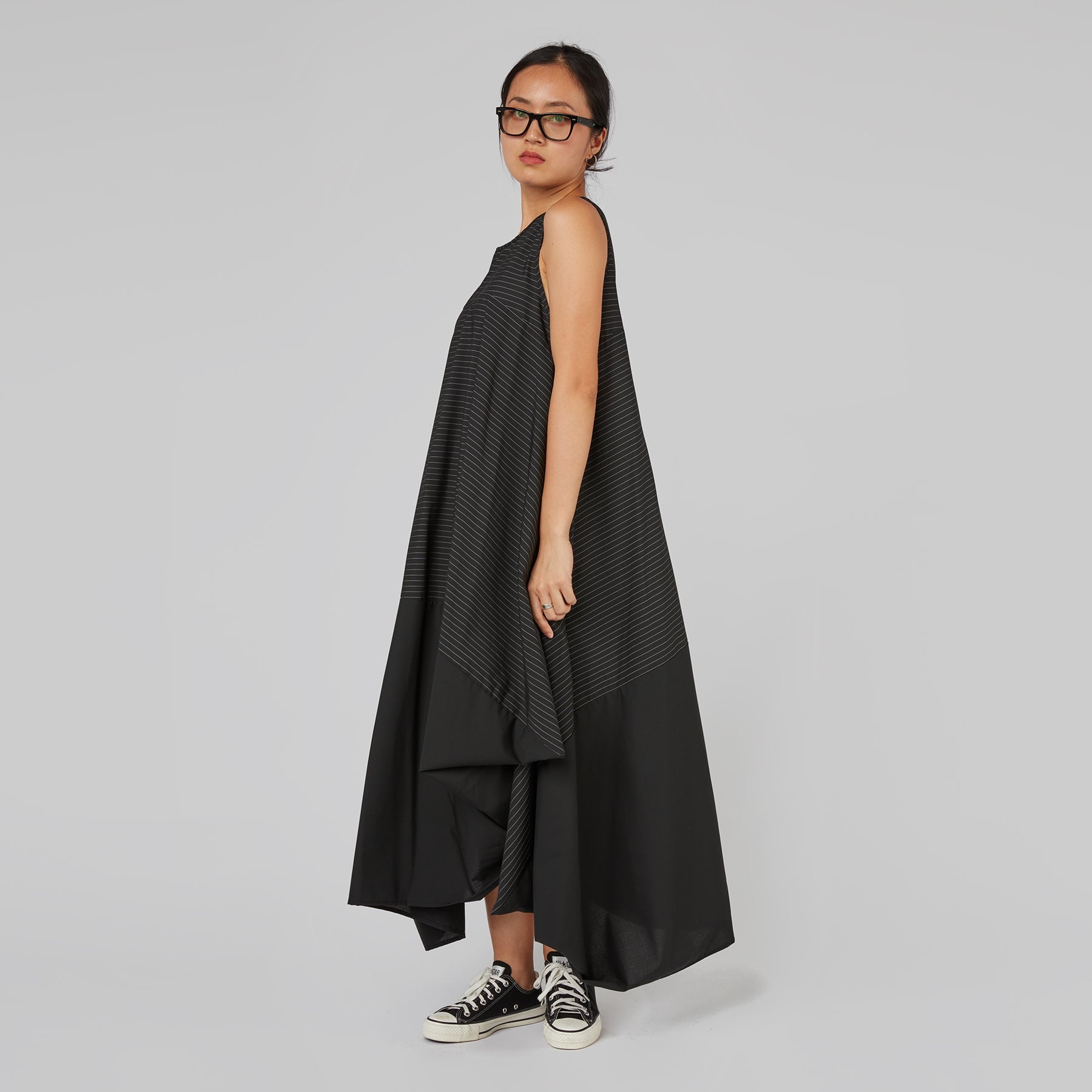 ABITO SENZA MANICHE IN ELEGANTE TESSUTO GESSATO