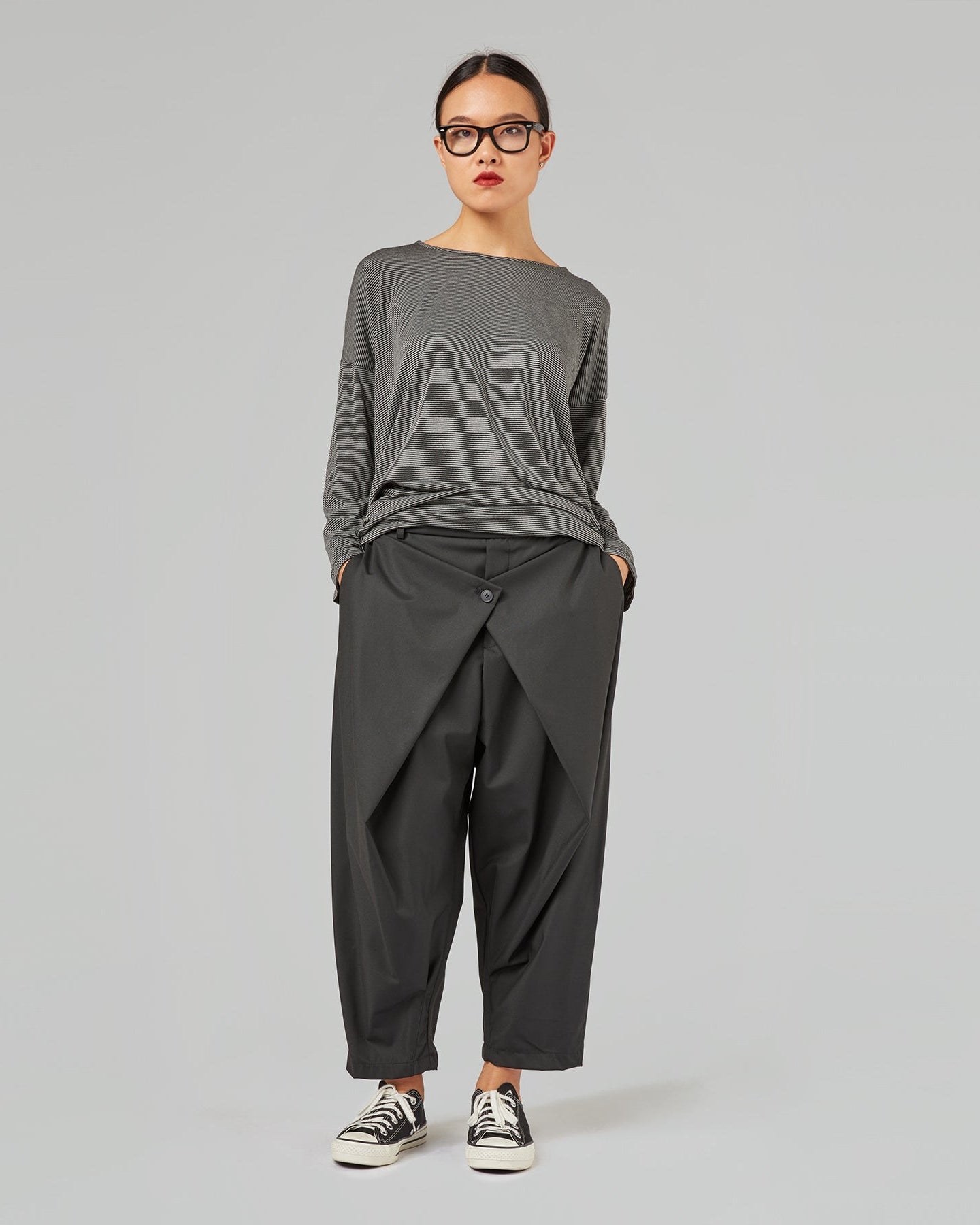 TROUSERS WITH WALLET CLOSURE