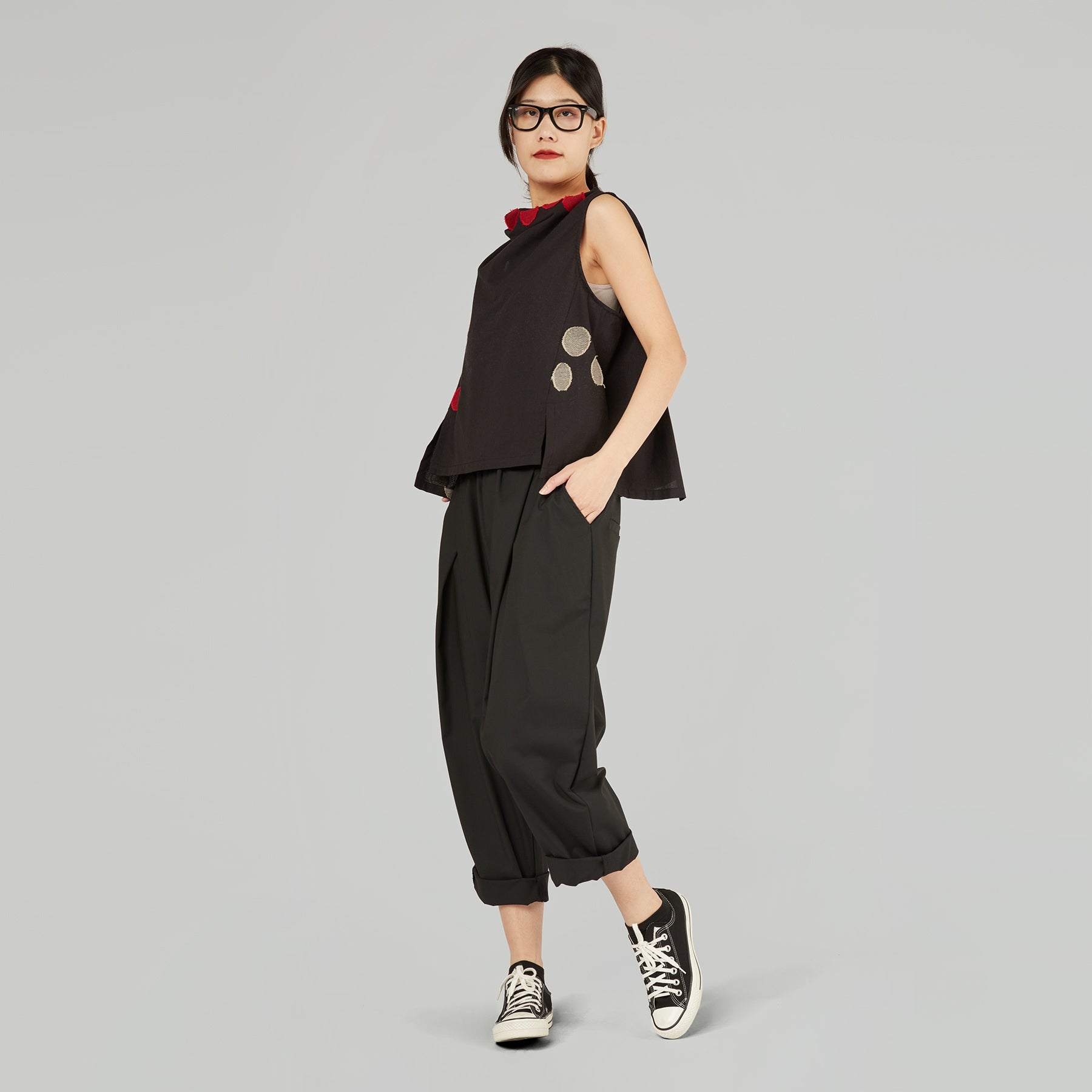 PANTALÓN BARREL CON PLIEGUES CRUZADOS