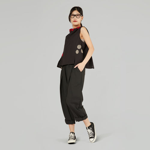 PANTALÓN BARREL CON PLIEGUES CRUZADOS