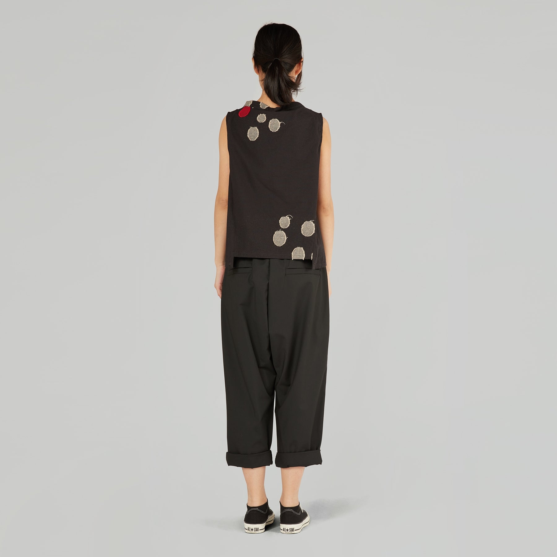 PANTALÓN BARREL CON PLIEGUES CRUZADOS