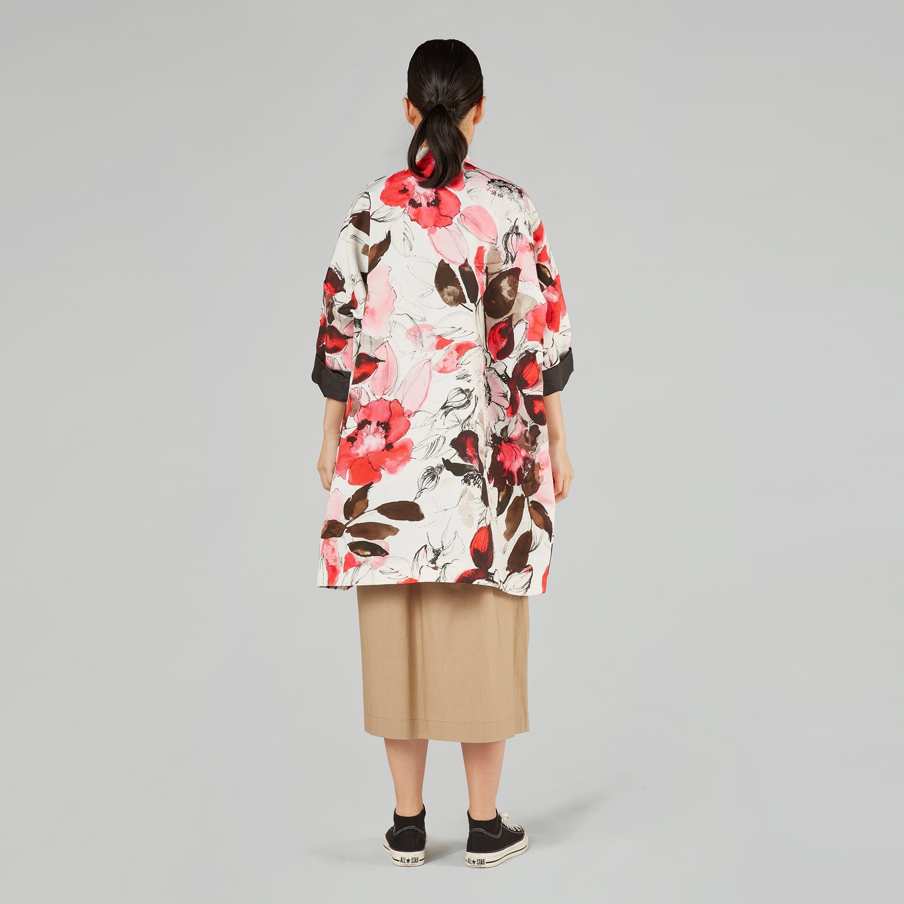 KURTKA KIMONO W KWIATY W KOLORZE PASTELOWYM