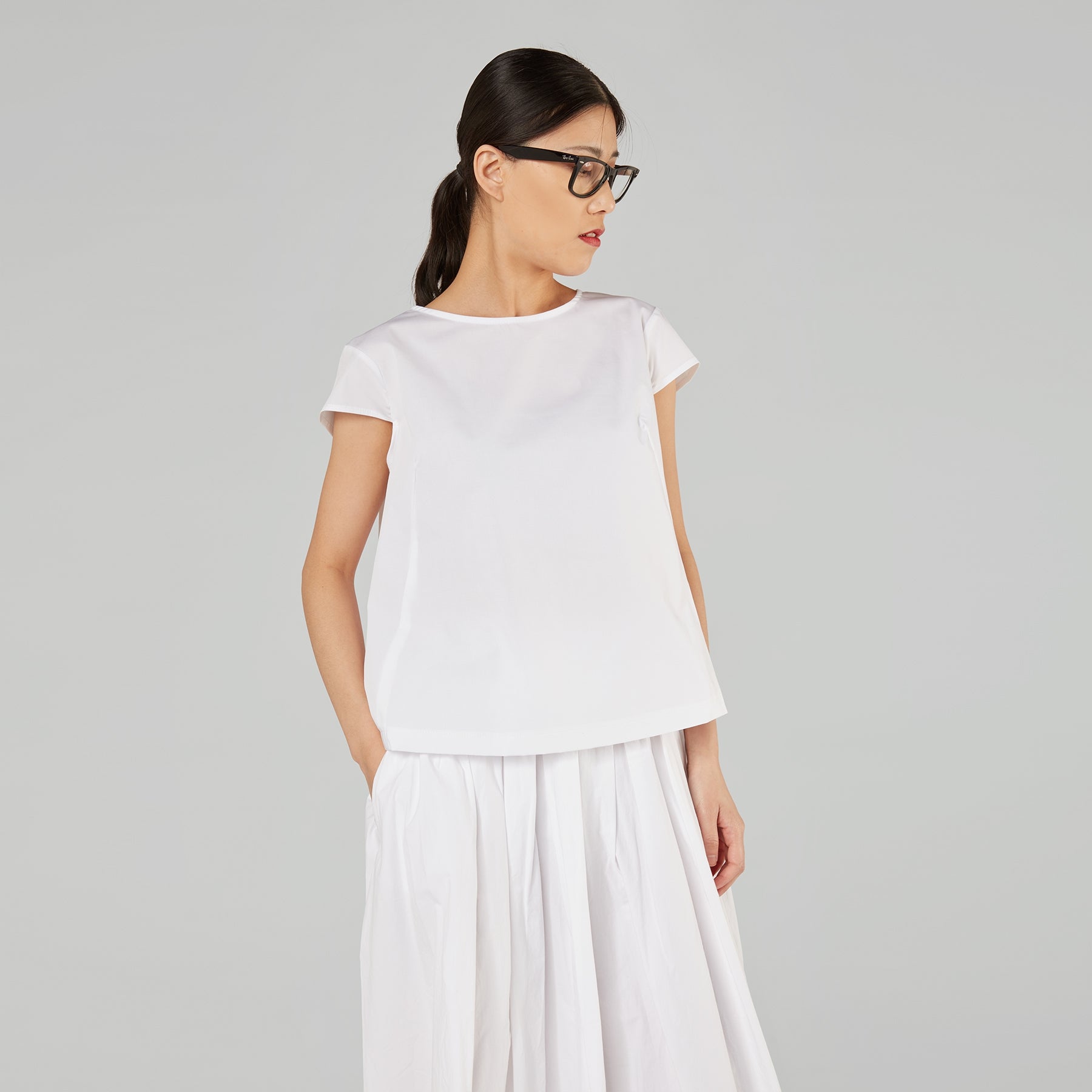 BLOUSE WITH TEARDROP CLOSURE ON THE BACK