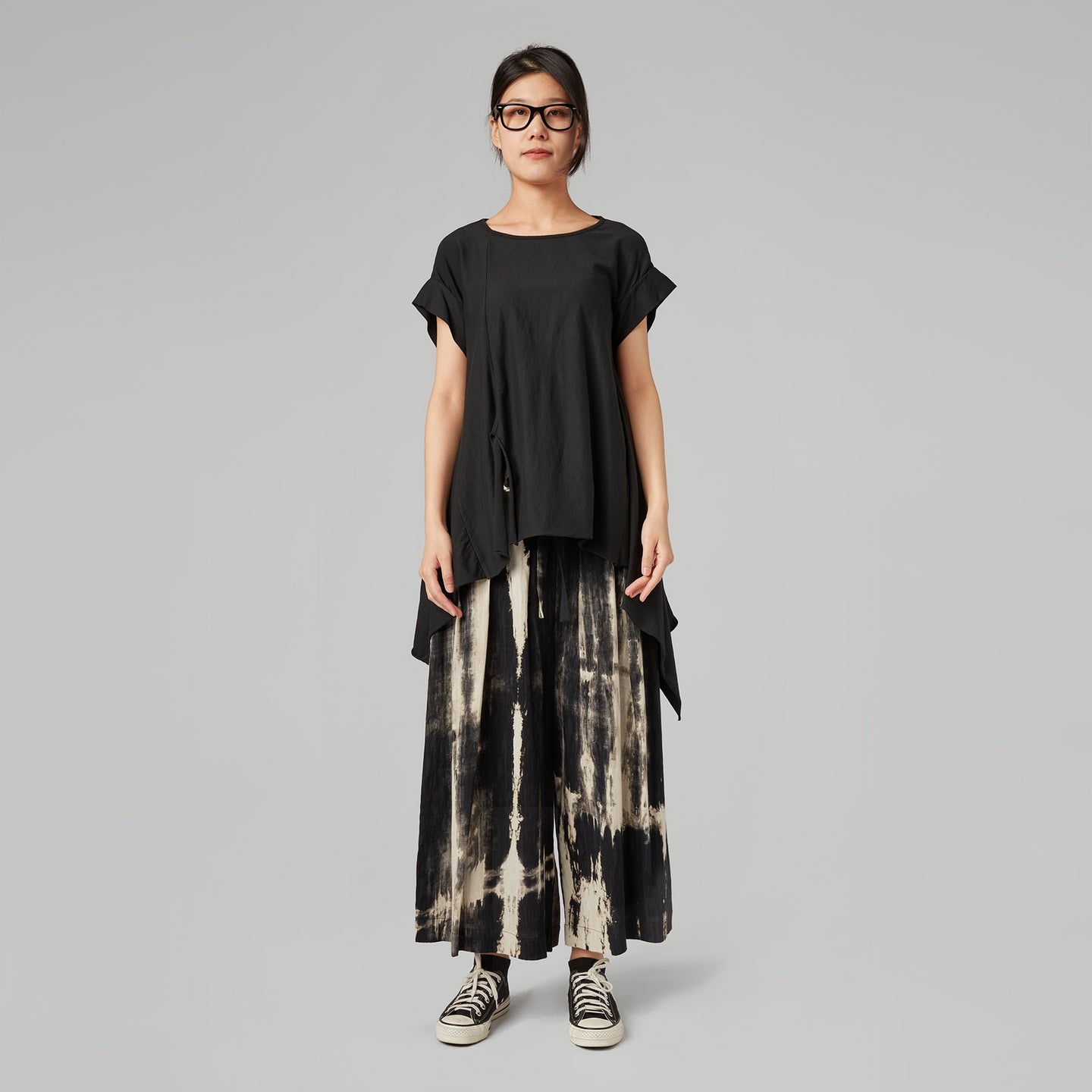 T-SHIRT CON PUNTA SUI LATI