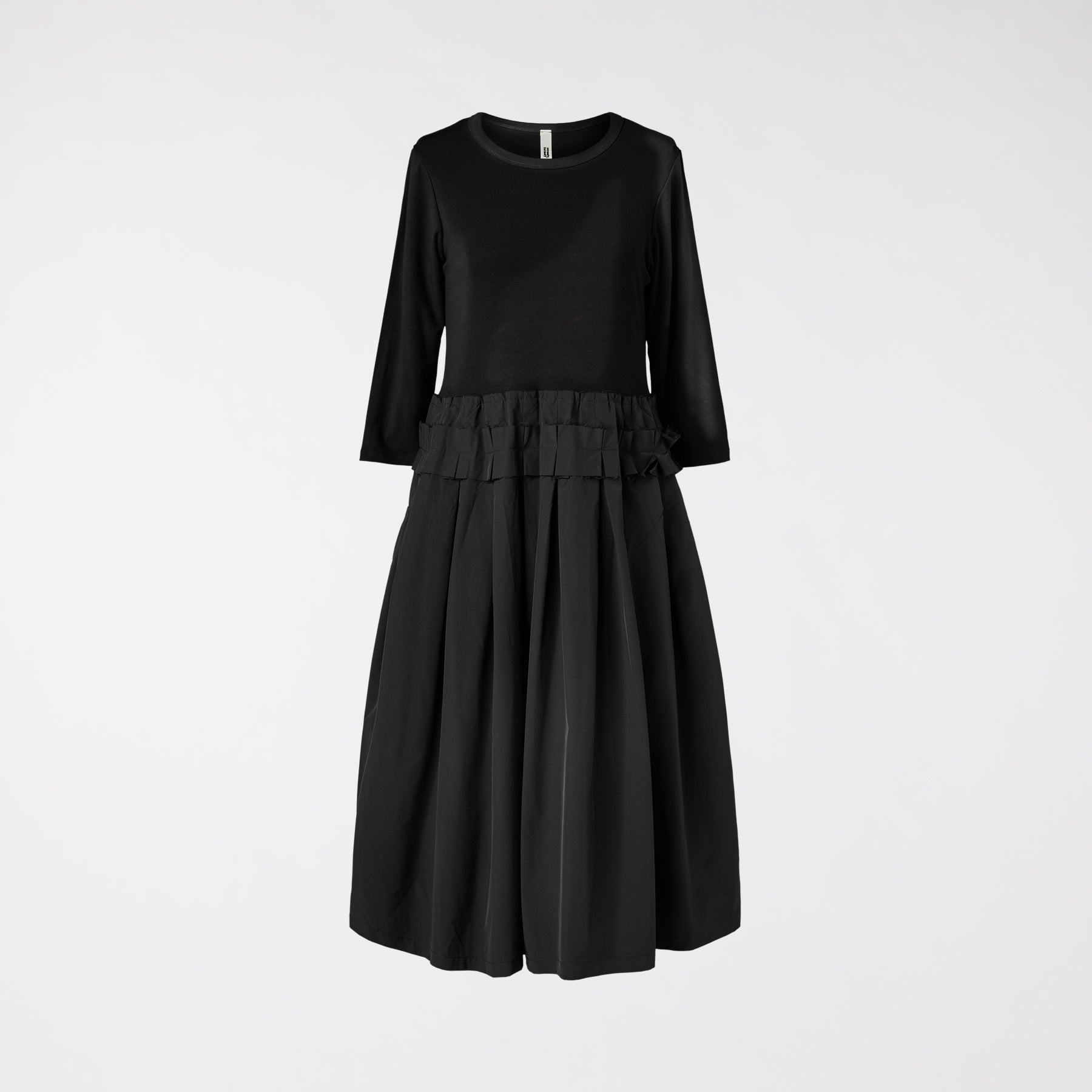 ROBE À PLIS À LA TAILLE