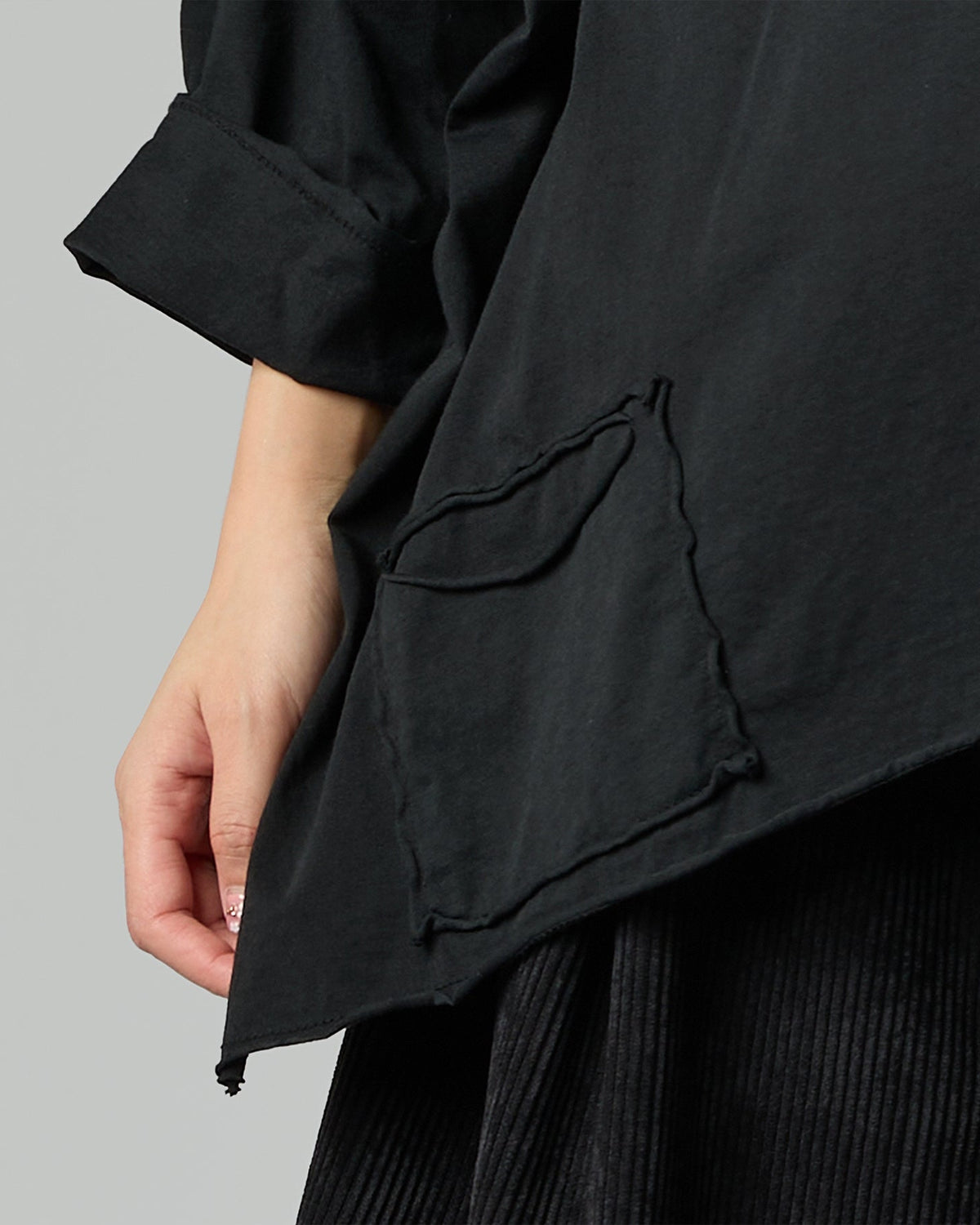 T-SHIRT MIT KLEINER TASCHE
