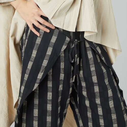 SPODNIE W KRATĘ Z ZAPIĘCIEM NA PORTFEL