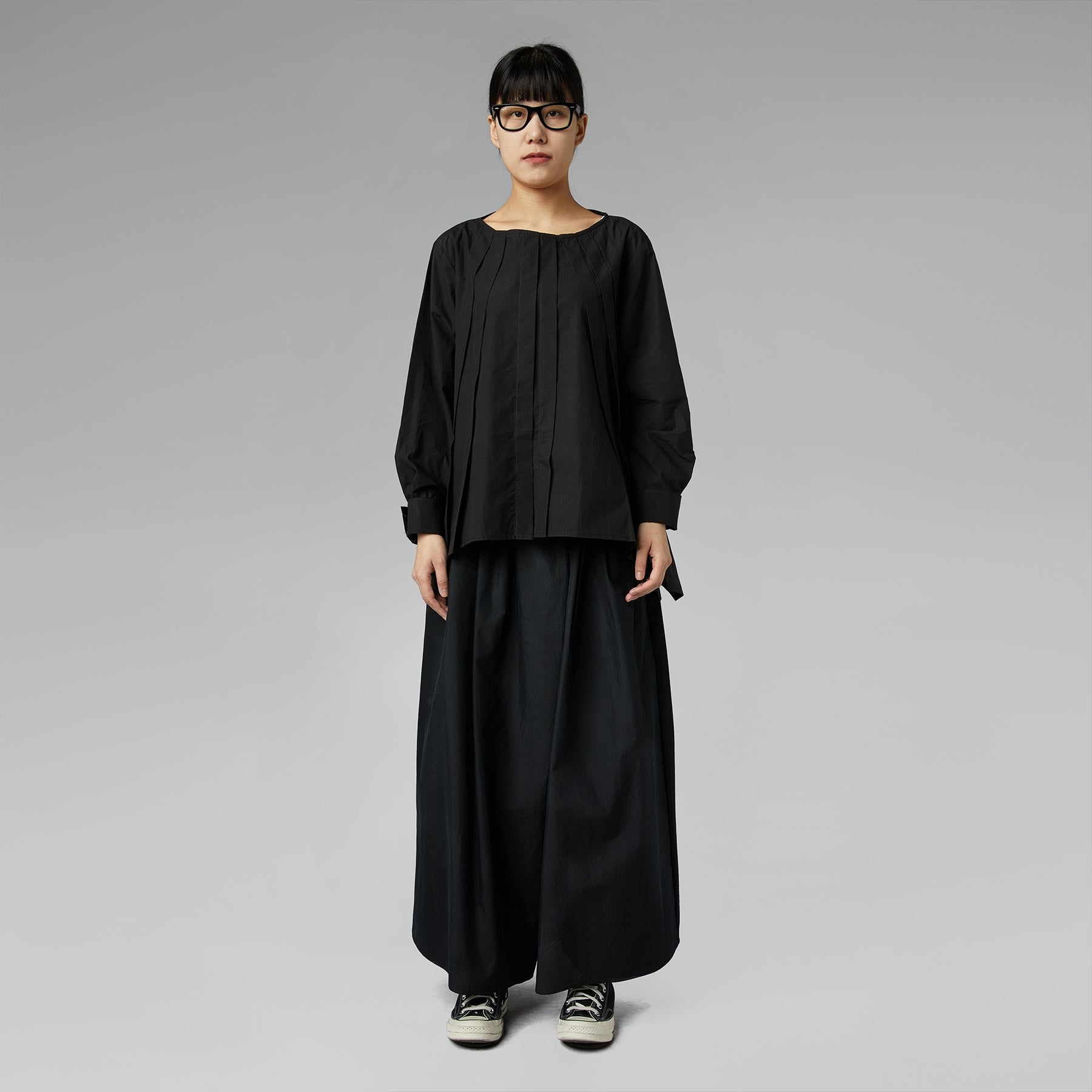 BLUZKA Z ZAKŁADKAMI CZARNA