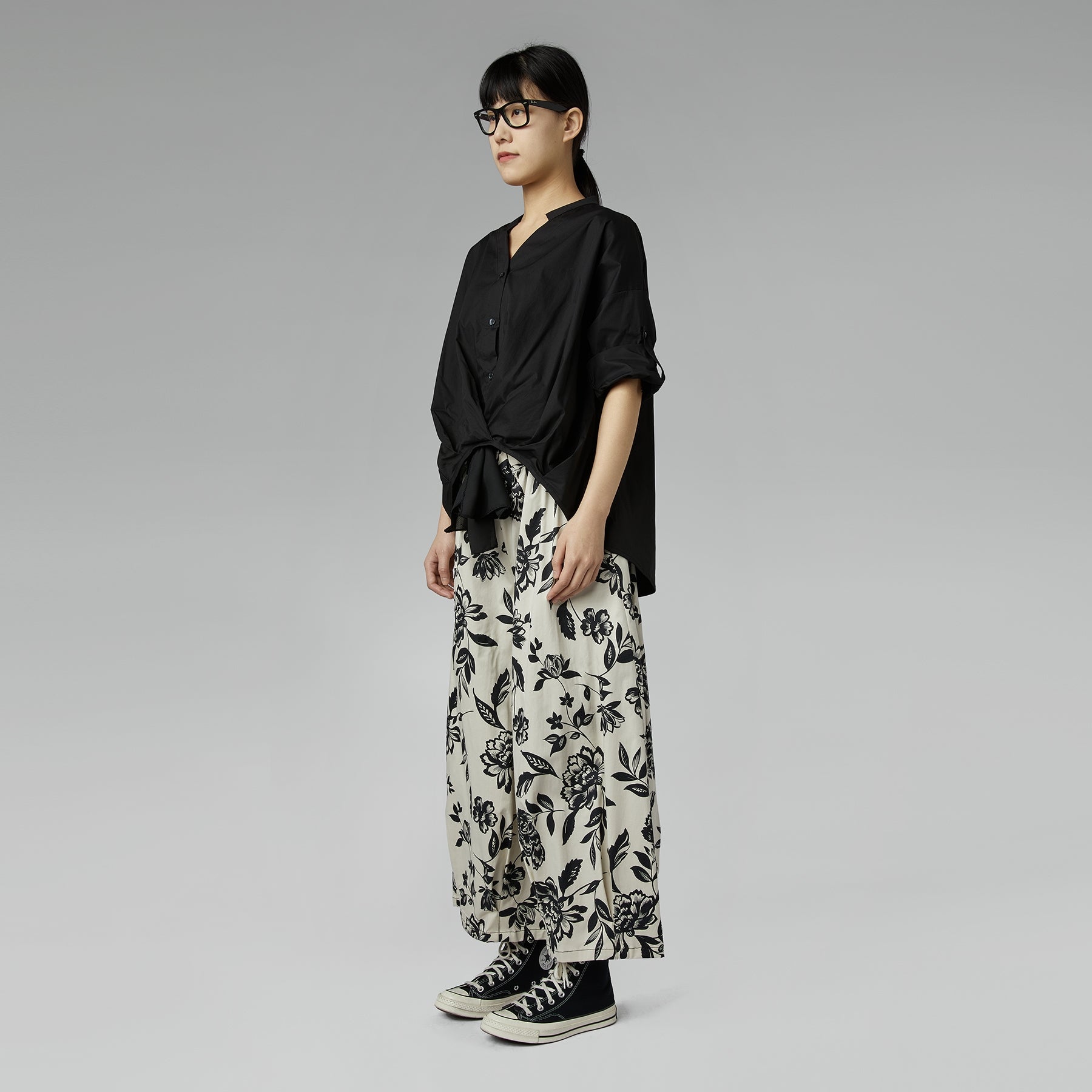 BLUSA CON SCOLLO A SCALETTA NERA