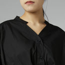 BLUSA CON SCOLLO A SCALETTA NERA