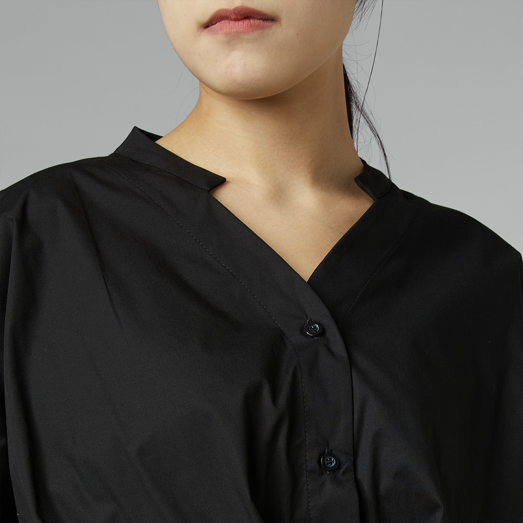 BLUSA CON SCOLLO A SCALETTA NERA