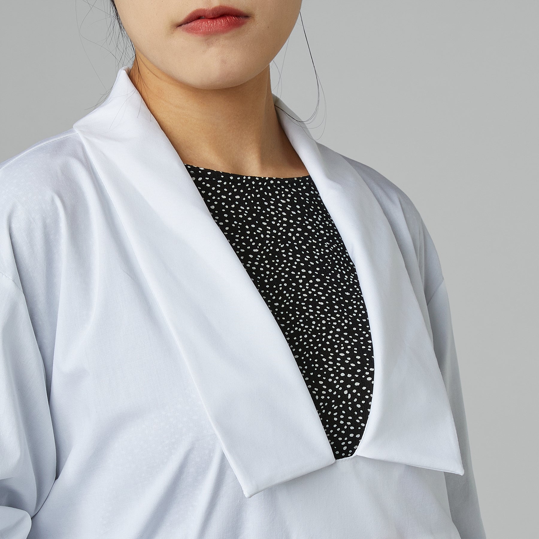 BLUSA CON ROUCHE E COLLO A PUNTA NERA