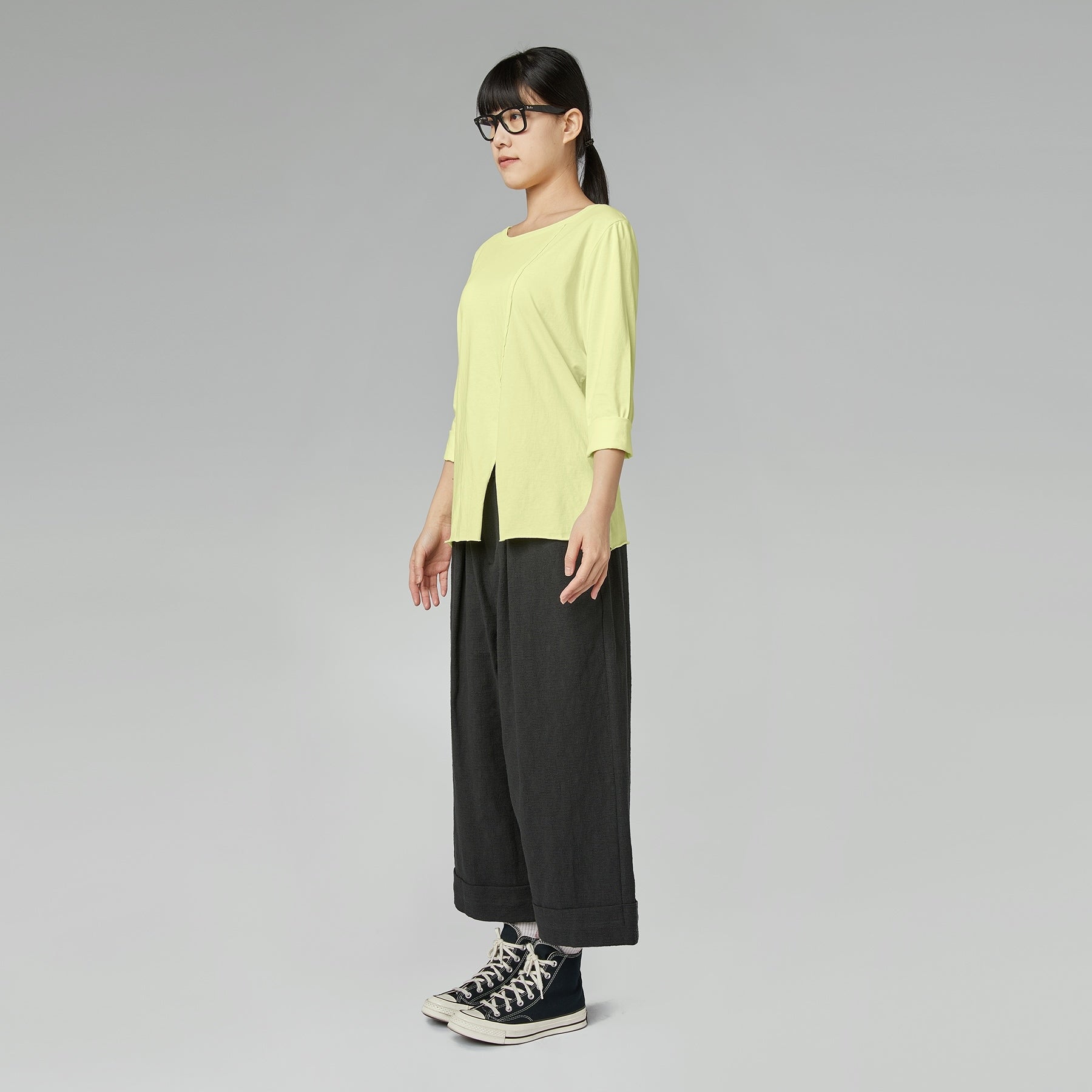 T-SHIRT CON SPACCO NERA