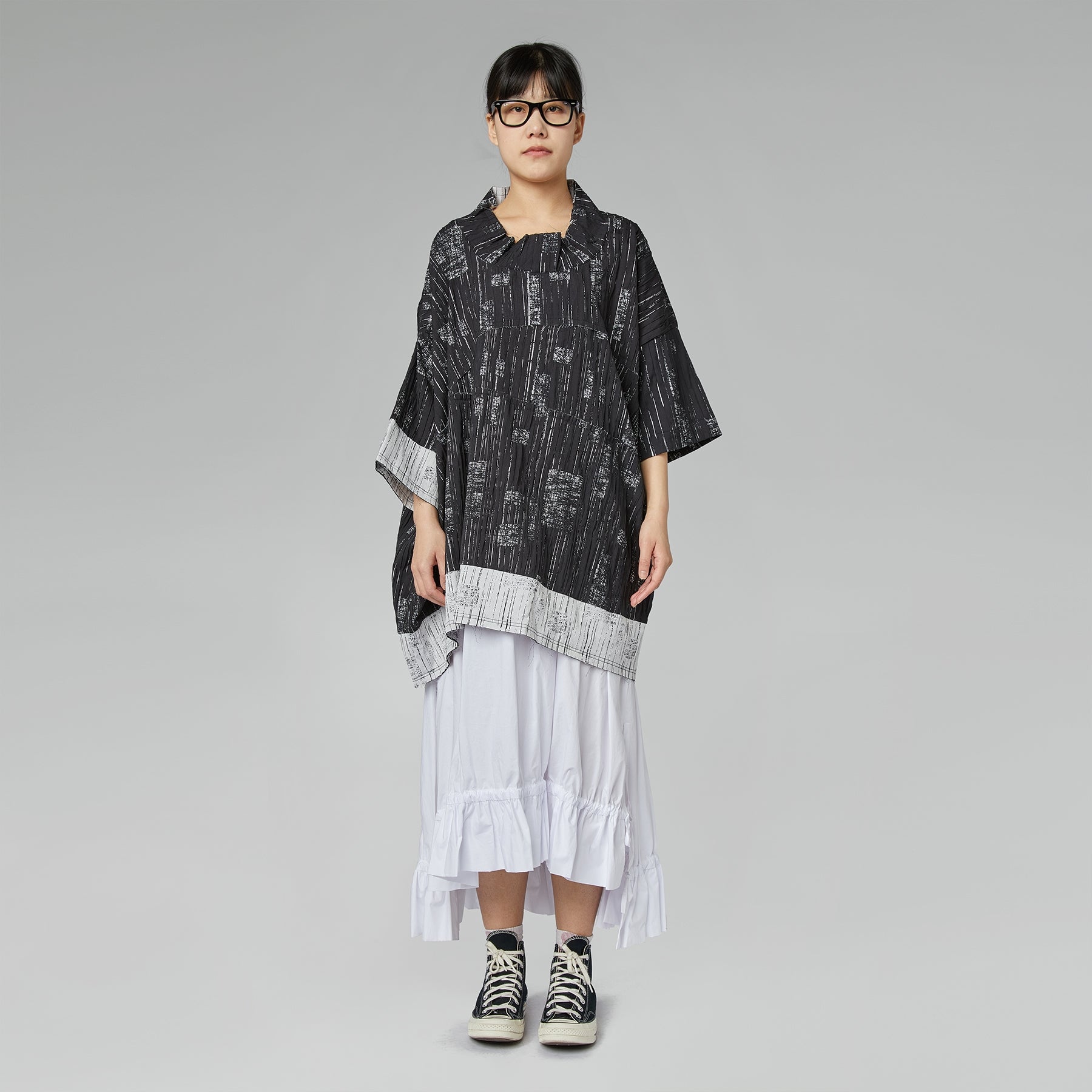 BLACK AND WHITE OVERSIZED BLOUSE