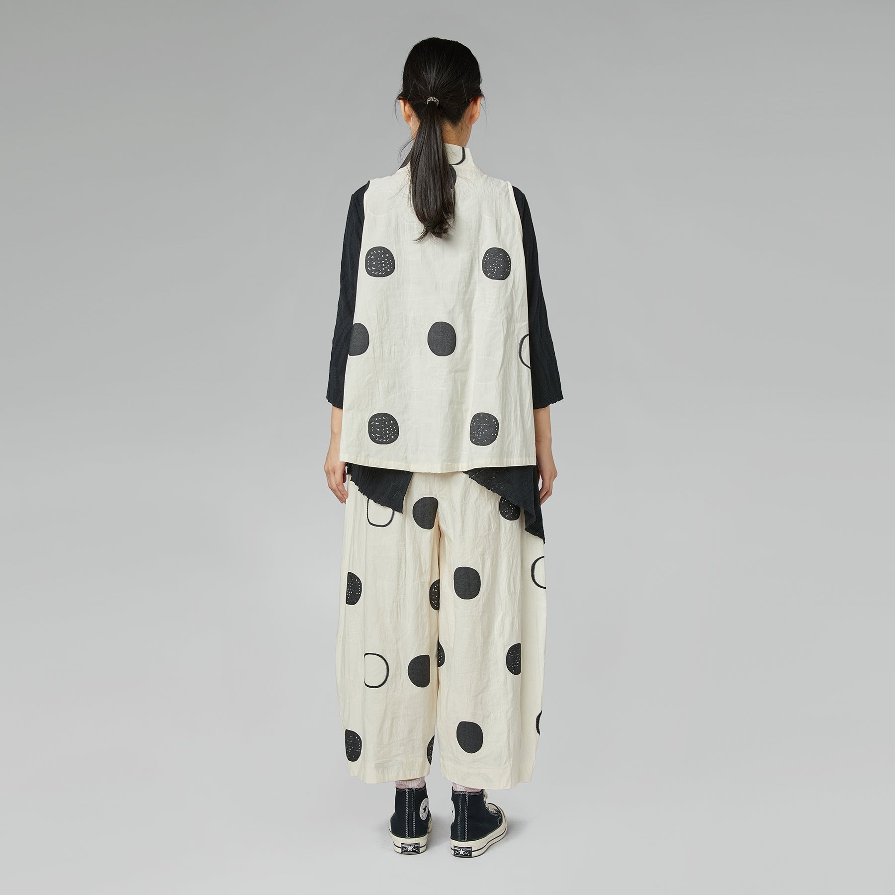 HAUT À POIS AVEC COL À BASSE-COU CRÈME