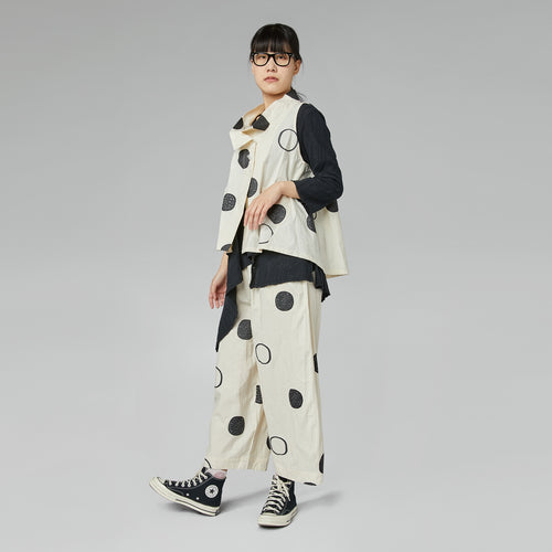 HAUT À POIS AVEC COL À BASSE-COU CRÈME