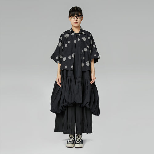 CZARNA KOSZULKA Z WYTŁOCZONYM WZOREM