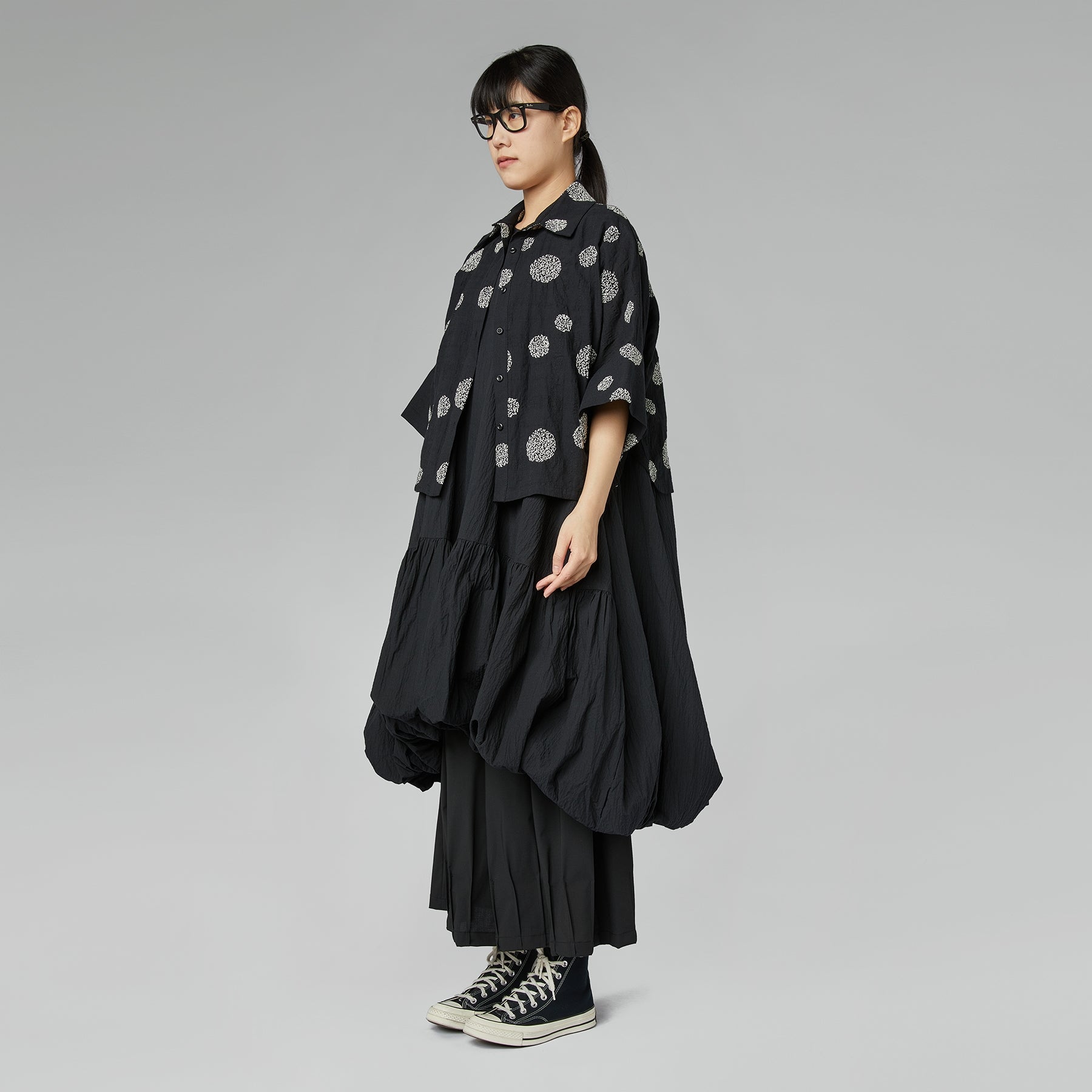 CZARNA KOSZULKA Z WYTŁOCZONYM WZOREM