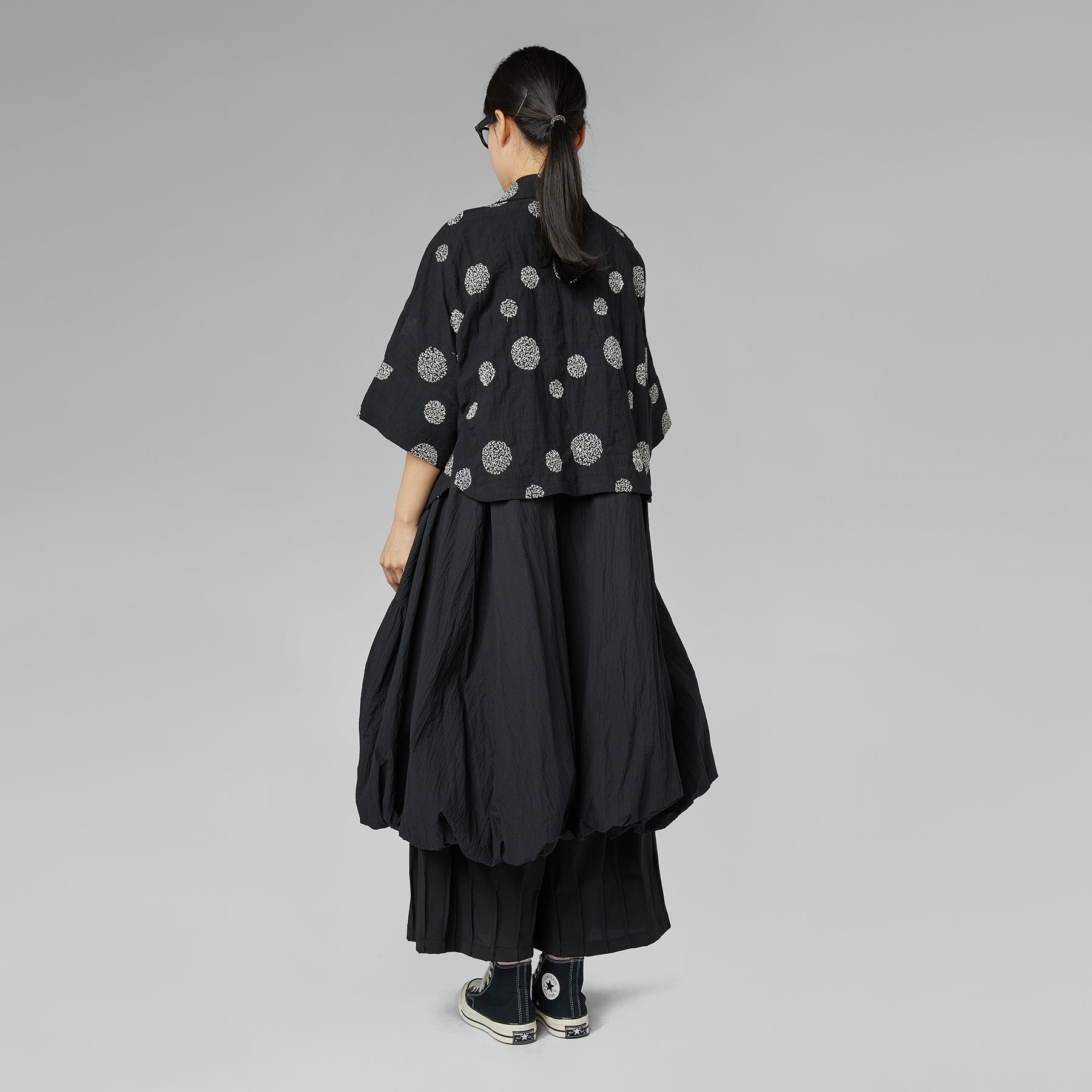 CZARNA KOSZULKA Z WYTŁOCZONYM WZOREM