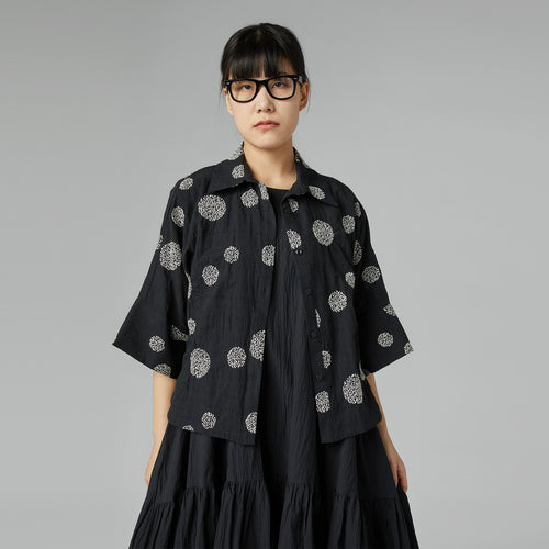 CZARNA KOSZULKA Z WYTŁOCZONYM WZOREM