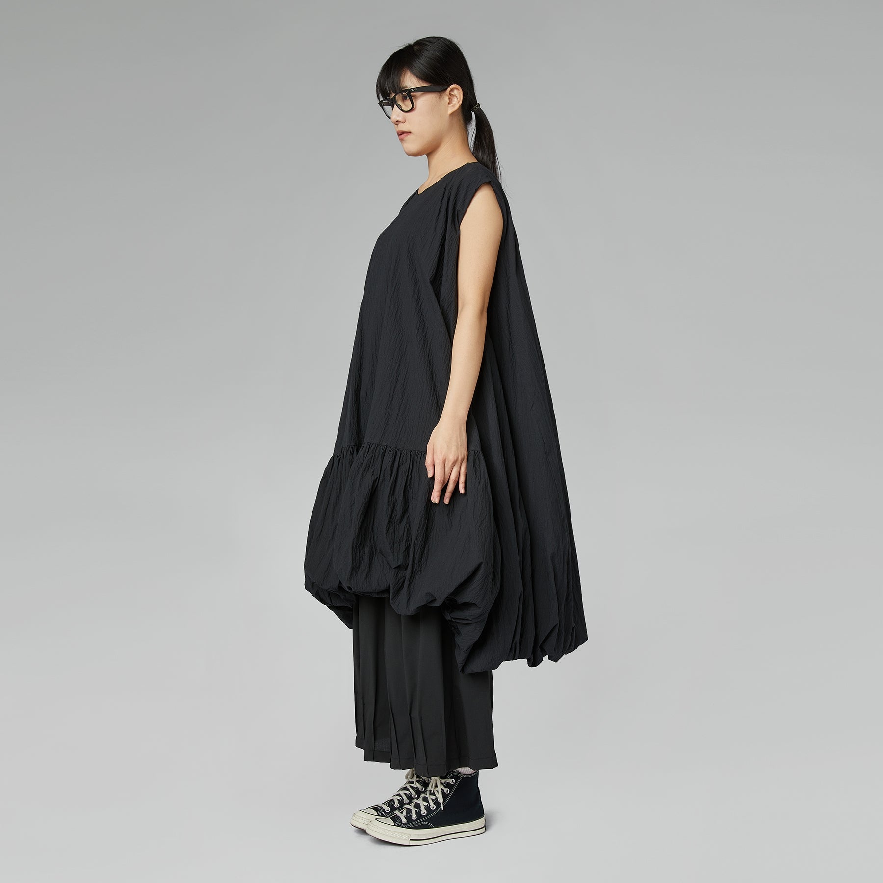 BLACK DRESS WITH BALLOON RUFFLE