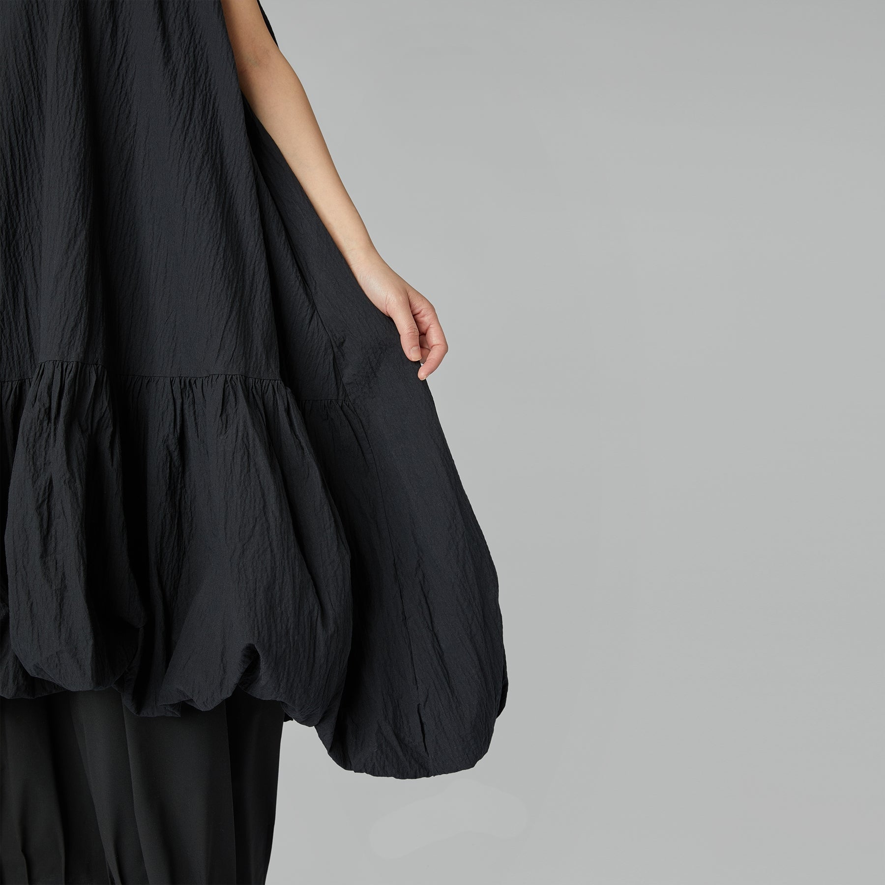 BLACK DRESS WITH BALLOON RUFFLE
