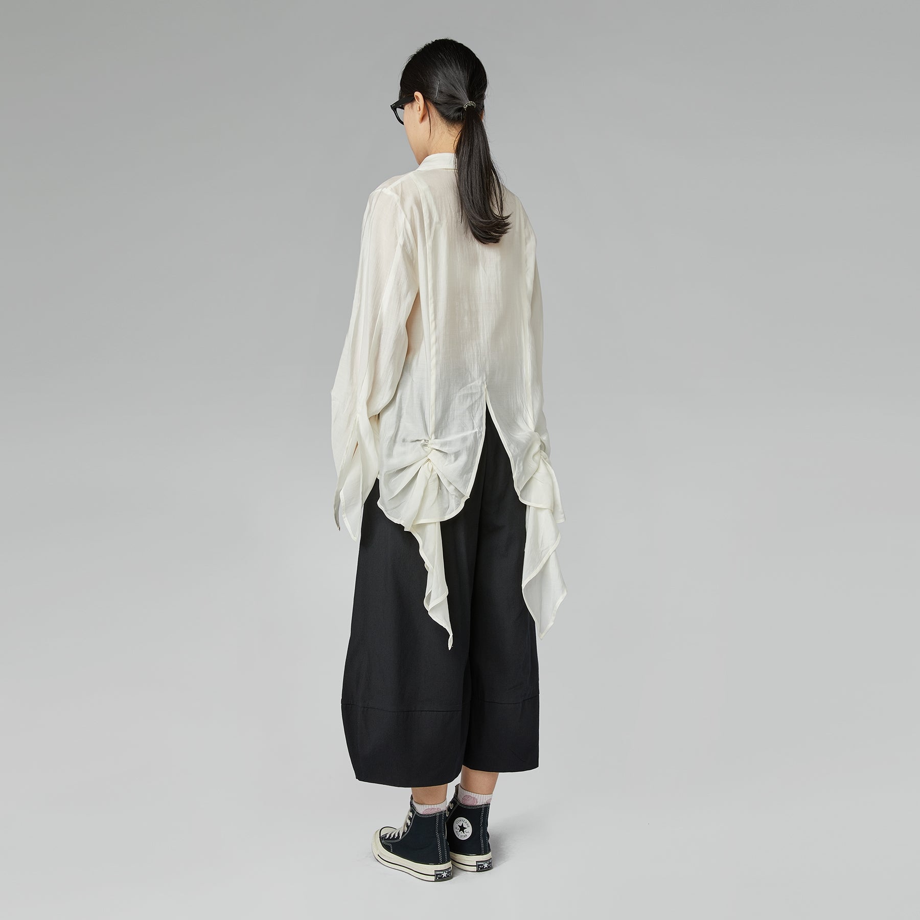 LIGHTWEIGHT SHIRT WITH RUFFLES ON THE BACK