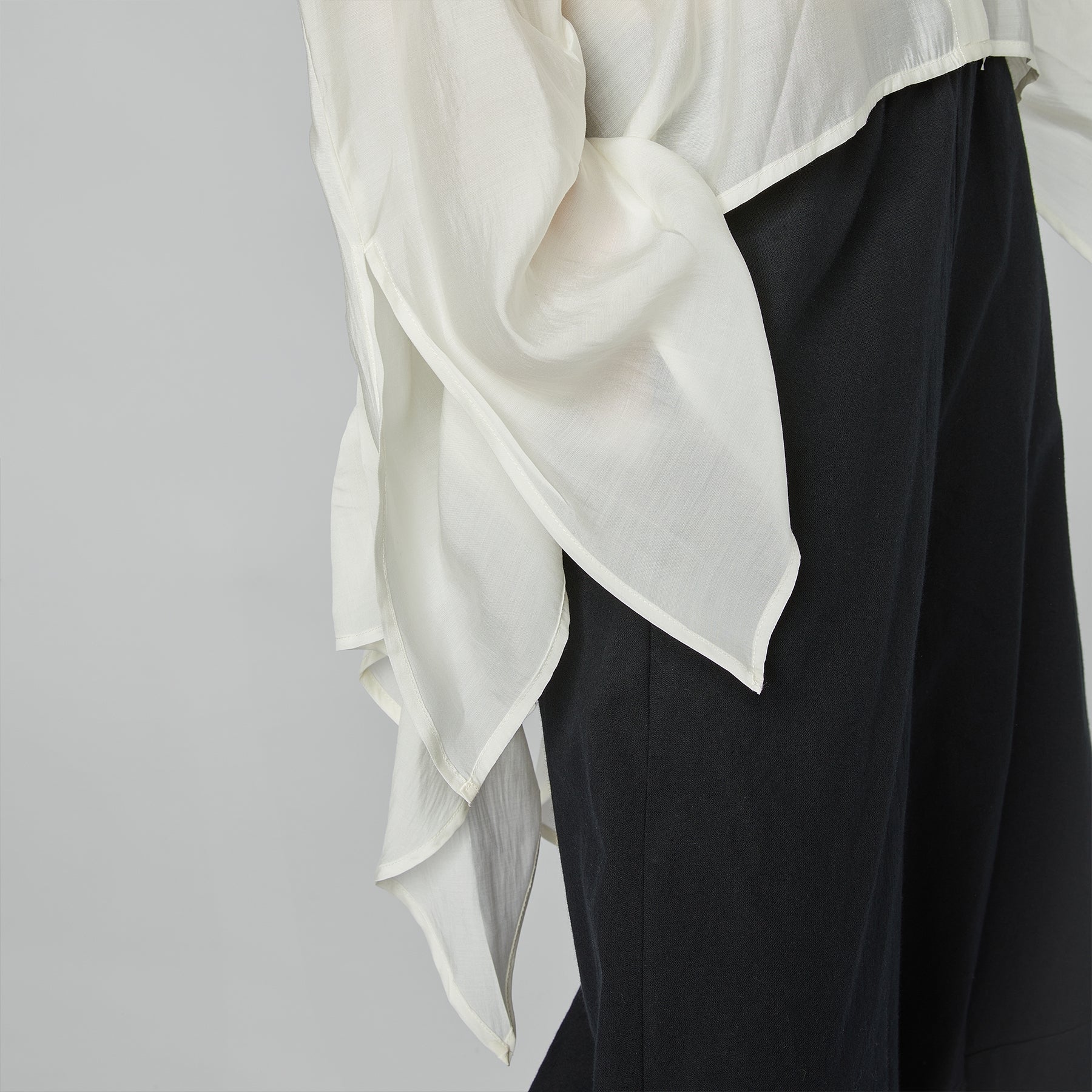 LIGHTWEIGHT SHIRT WITH RUFFLES ON THE BACK