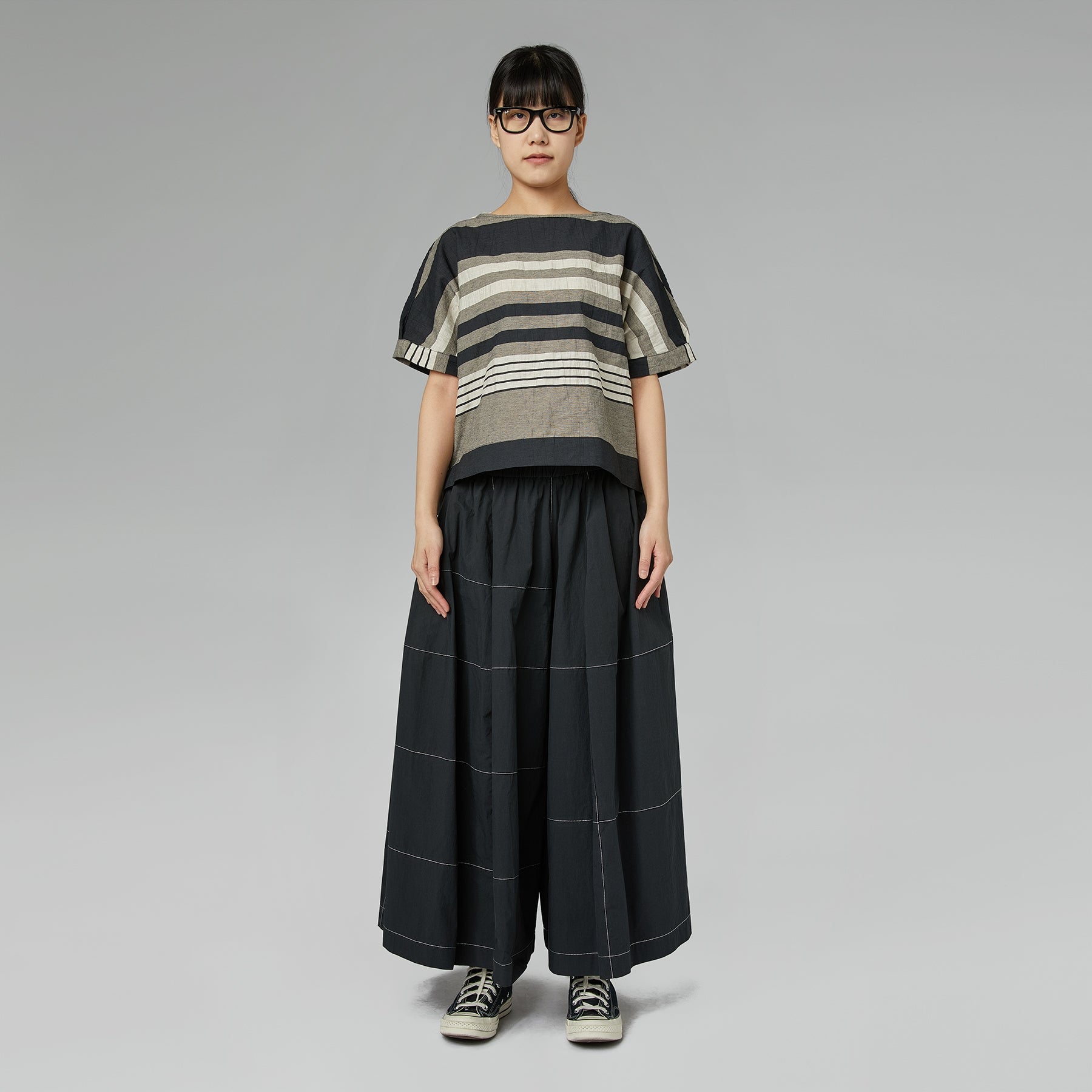 BLACK LOOSE TROUSERS WITH CONTRASTING STITCHING