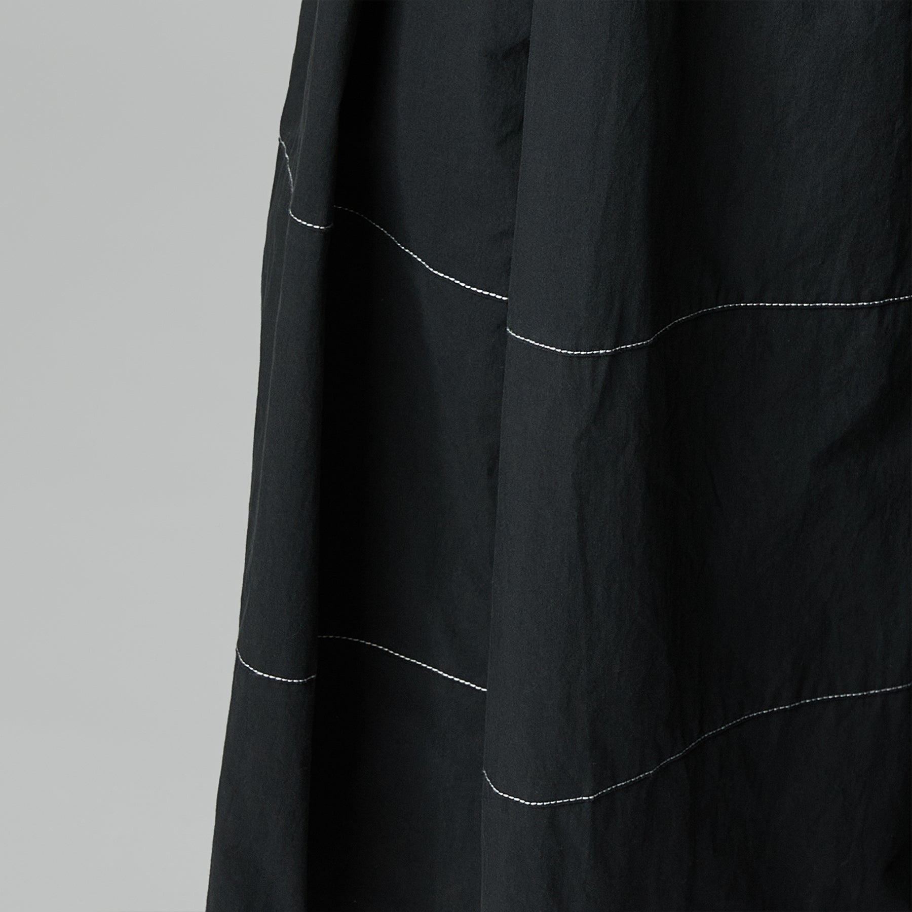 PANTALONI NERI AMPI CON CUCITURE A CONTRASTO