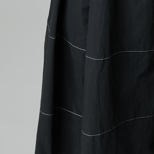 PANTALONI NERI AMPI CON CUCITURE A CONTRASTO